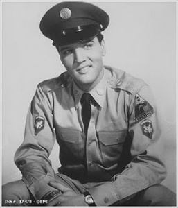 Elvis con su uniforme militar