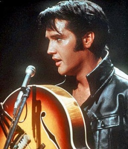Elvis Presley vestido de cuero negro