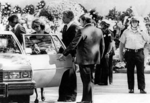  Ann Margret también asistió al entierro